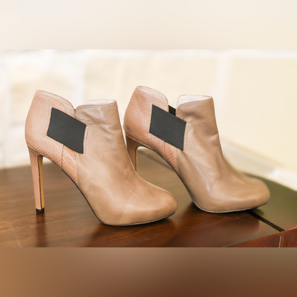 Vince Camuto Leather Taupe Ankle Booties| size 8.5| 4” Heel Snake Detail | Fall